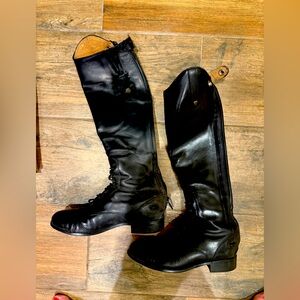Ariat riding boots good condition size 36.5
Calf: XS